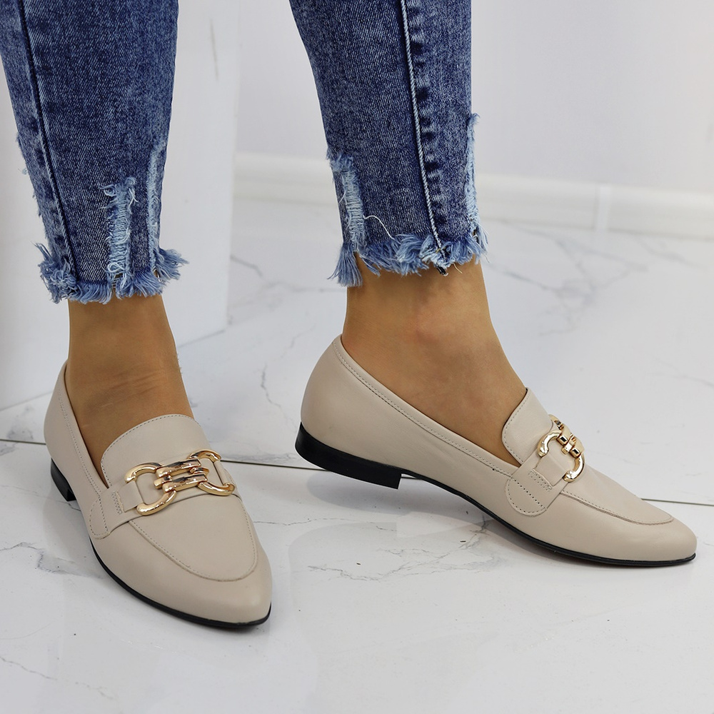 Бежеві жіночі шкіряні лофери з металевим декором Bravo Moda