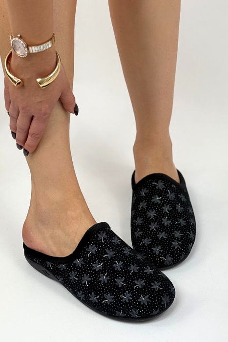 Kapcie damskie czarne welurowe na wrażliwe stopy z płaską podeszwą