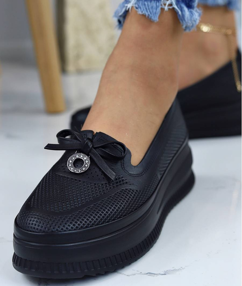 Skórzane półbuty w kolorze czarnym na koturnie Ravini