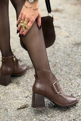 Brązowe botki damskie welurowe z ozdobną klamrą