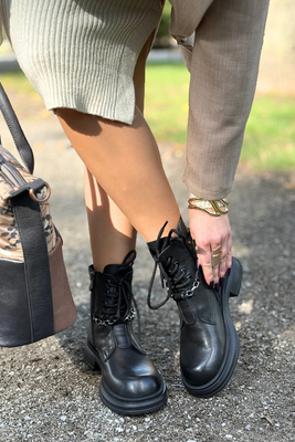 Damskie czarne trapery skórzane z modnym detalem łańcucha