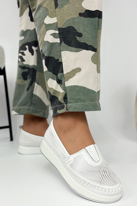 Білі перфоровані шкіряні туфлі на платформі