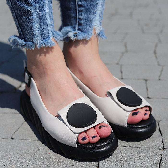 Бежеві босоніжки на танкетці Artiker