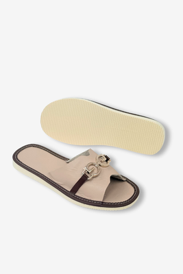 Шкіряні шльопанці саморобні з вишивкою квітів