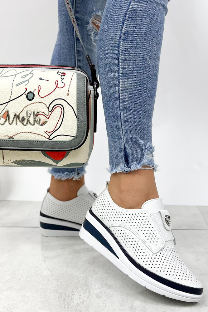 Біло-темно-сині шкіряні сліпони з перфорацією