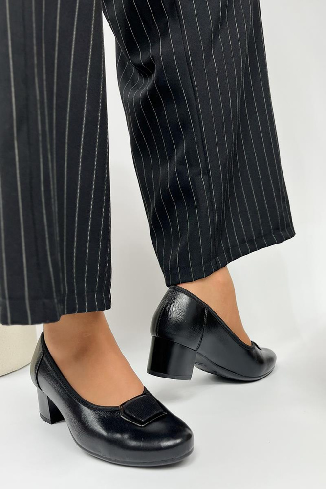 Чорні шкіряні човники на колодці з декором