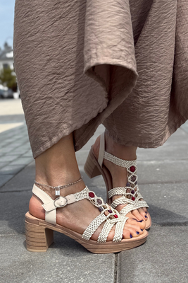 Beżowe sandały plecione z ekoskóry na słupku z platformą