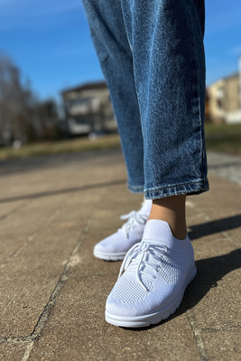 Жіноче спортивне взуття білого кольору