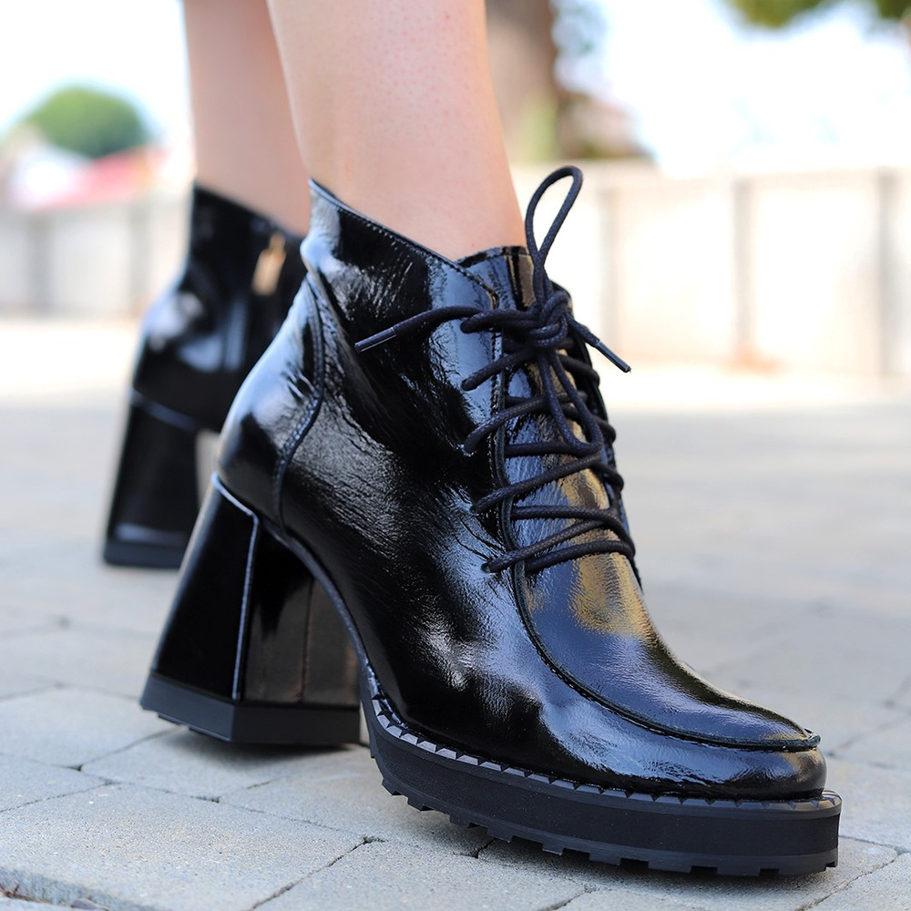 Skórzane czarne lakierowane trzewiki na słupku