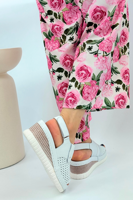 Białe sandały ażurowe na koturnie z platformą na rzep