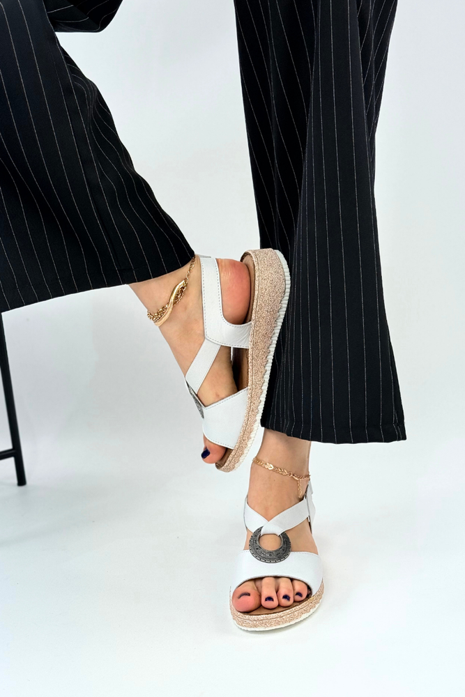 Białe skórzane sandały z ozdobą na platformie Artiker