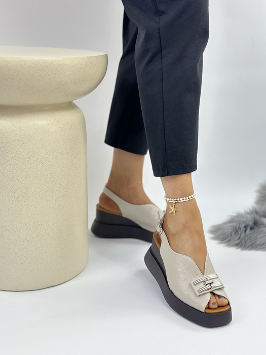 Бежеві босоніжки на танкетці з декором