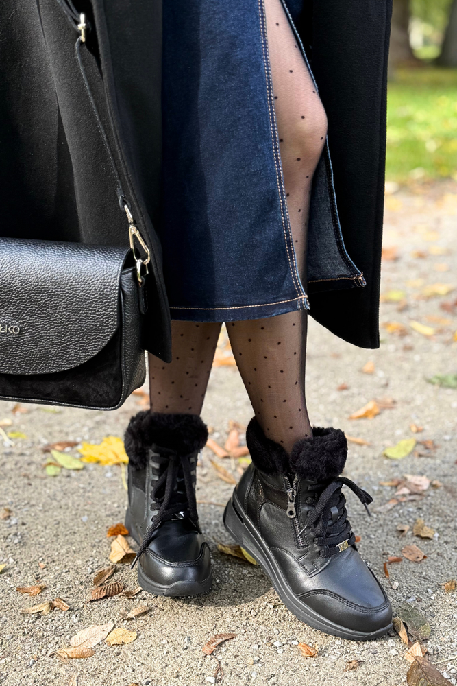 Botki skórzane czarne na koturnie sznurowane z zamkiem