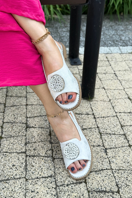 Wygodne sandały srebrne z ekoskóry z ozdobą