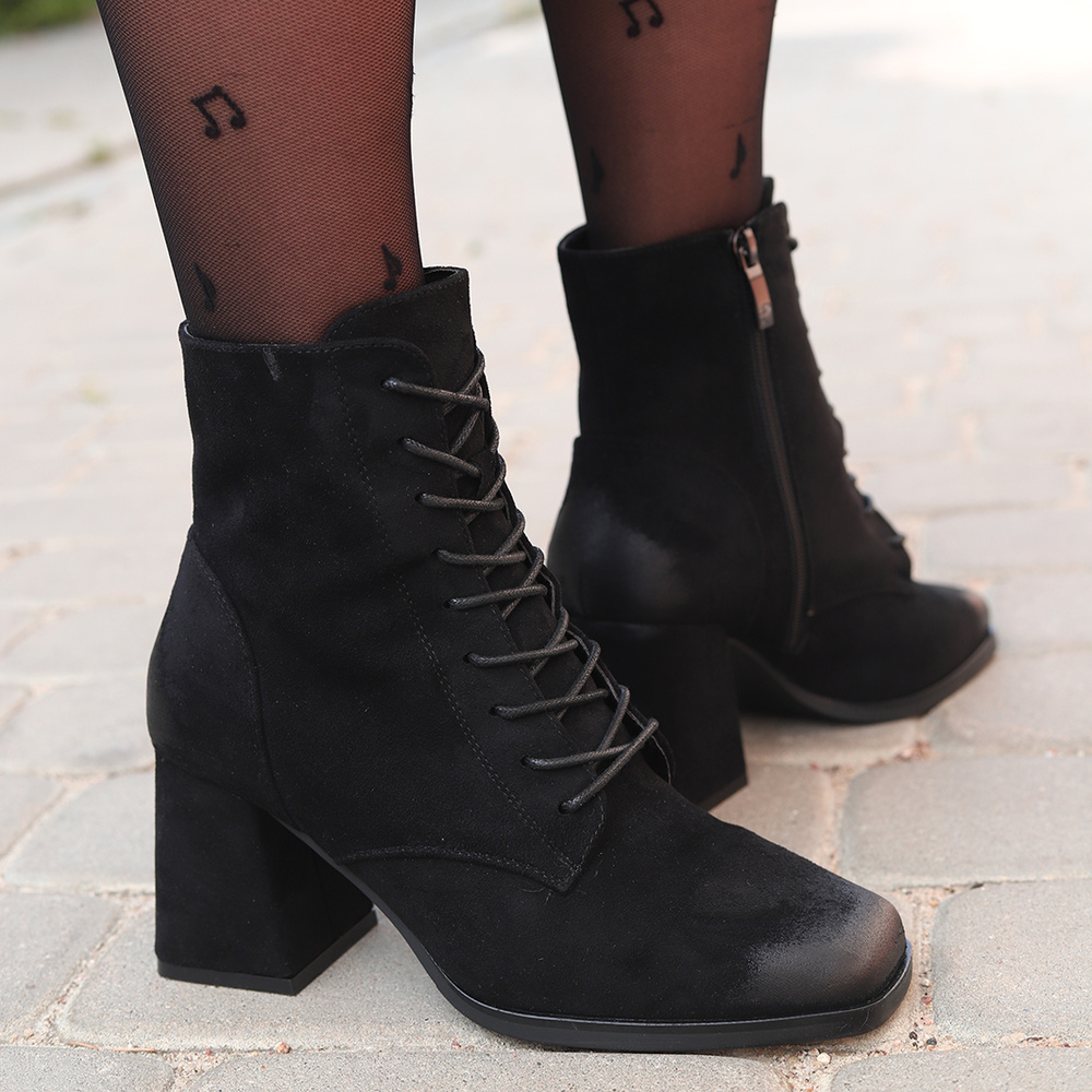 Botki zamszowe sznurowane czarne na klocku Potocki