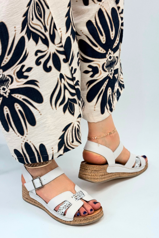 Białe skórzane sandały z wężowym zworem na koturnie Wasak