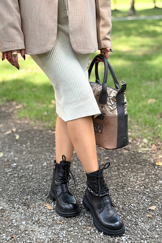 Damskie czarne trapery skórzane z modnym detalem łańcucha