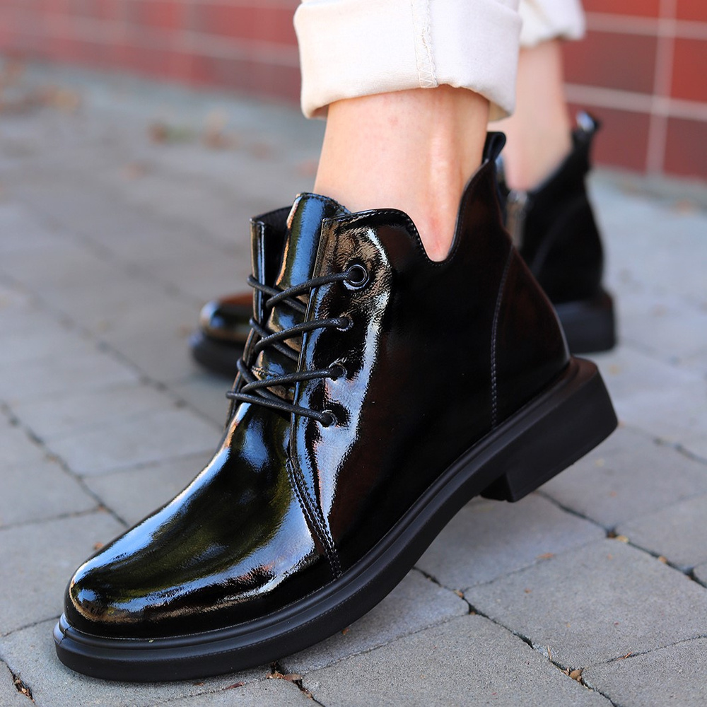 Trzewiki ze skóry lakierowanej sznurowane czarne Loretta Vitale