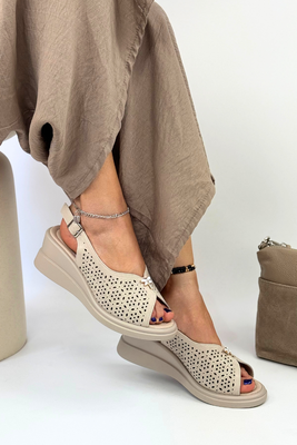 Бежеві шкіряні ажурні босоніжки на липучці 