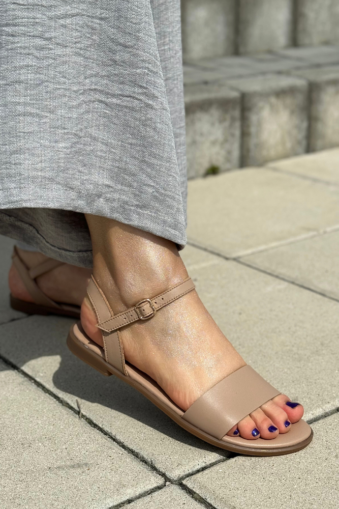 Beżowe sandały ze skóry licowej płaskie Ryłko