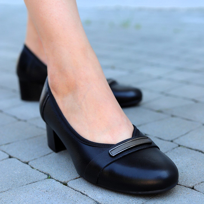 Шкіряні човники з декоративним ремінцем на низькій колодці