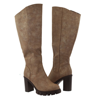 Złote kozaki na słupku M. Daszyński