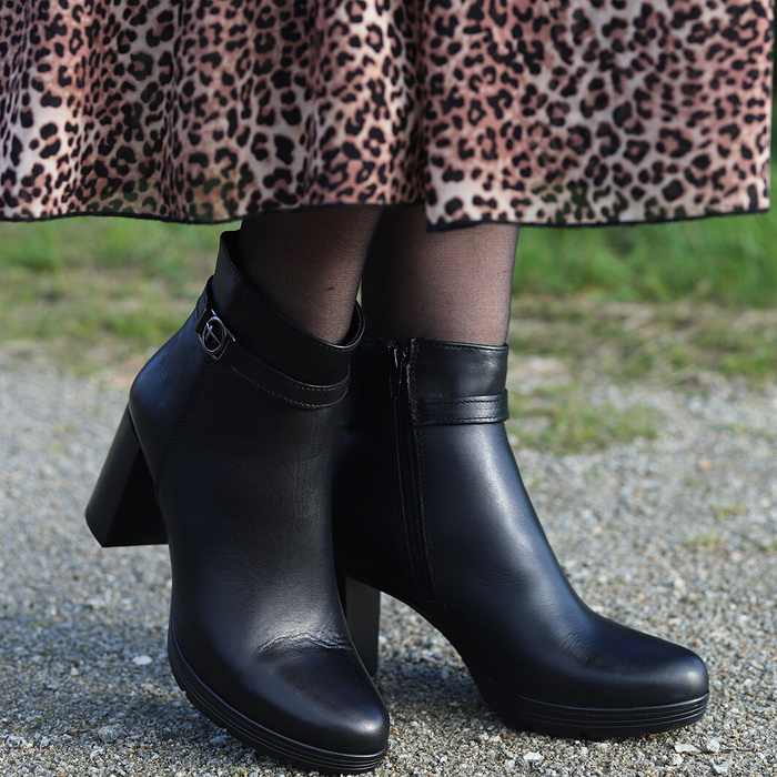 Чорні шкіряні ботильйони Tamaris 1-25014-41