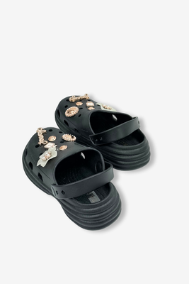 Klapki basenowe czarne z aplikacjami na grubej podeszwie