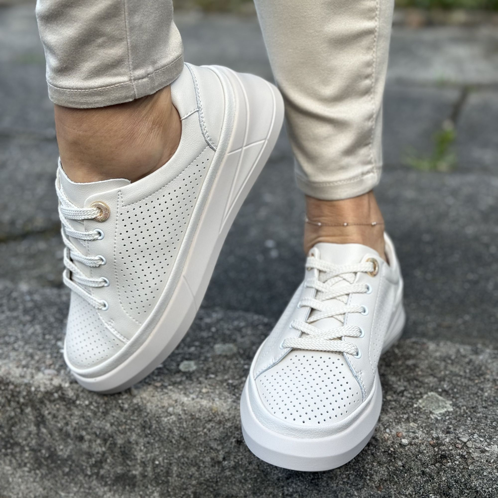 Skórzane półbuty beżowe perforowane sznurowane