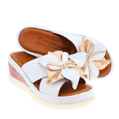 Klapki skórzane z kwiatkiem na koturnie białe Artiker