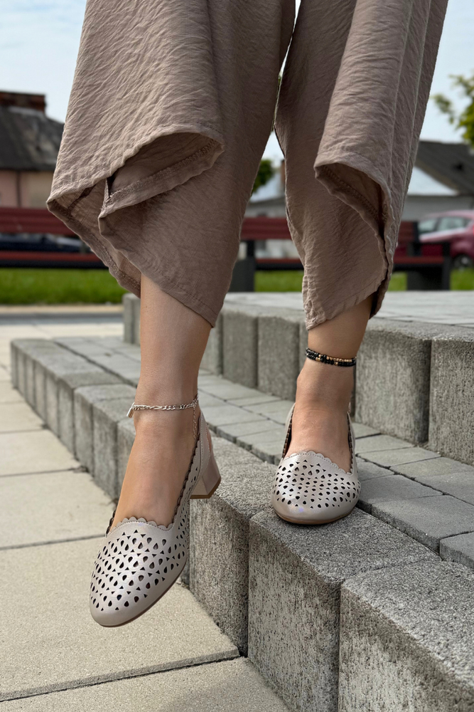 Beżowe czółenka ażurowe na klocku