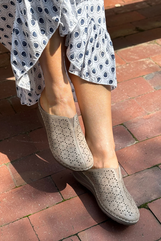 Khaki klapki damskie ażurowe kryte na koturnie 