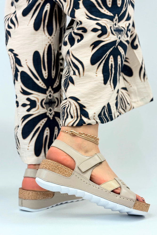 Бежеві поролонові шльопанці з аплікаціями