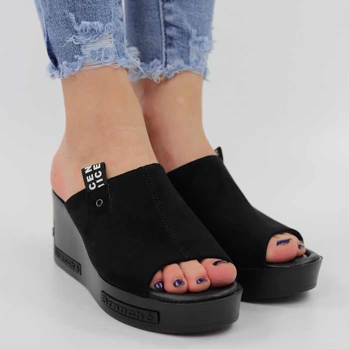 Чорні замшеві сабо на танкетці від Vinceza