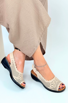 Бежеві шкіряні ажурні босоніжки на липучці 