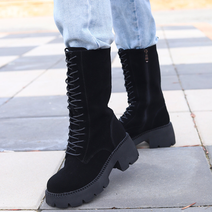 Skórzane kozaki zamszowe na platformie czarne T. Sokolski