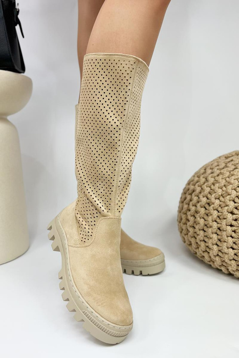 Beżowe kozaki wiosenne ażurowe