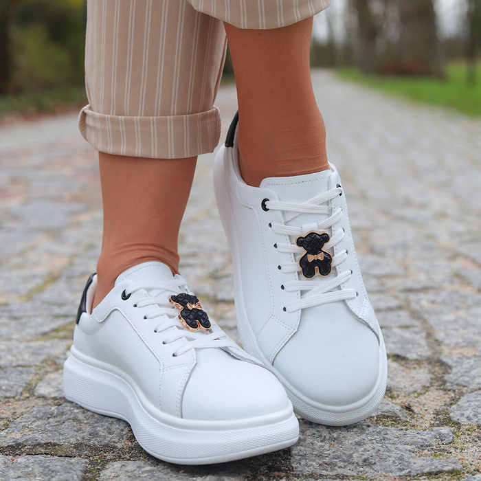 Sneakersy skórzane białe z czarnym misiem na sznurówkach Vinceza 