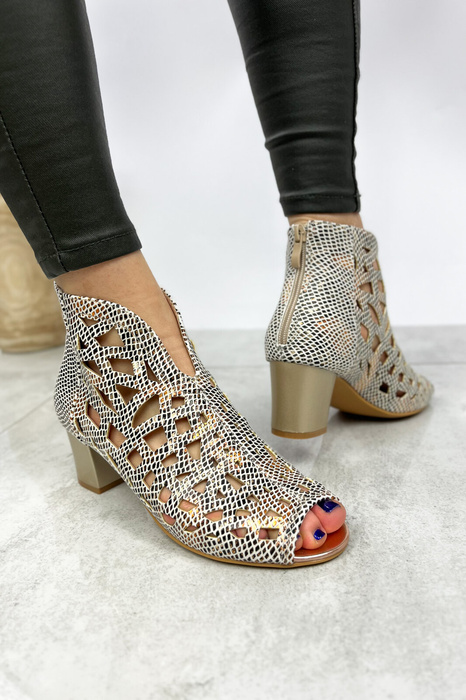 Beżowe botki ażurowe z motywem skóry węża z zamkiem na pięcie