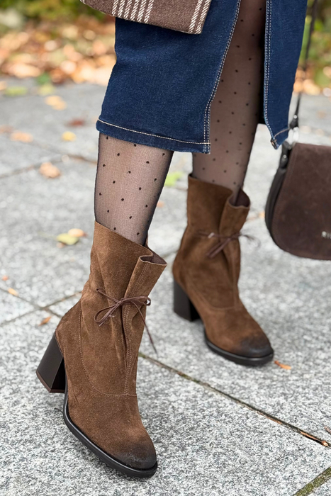 Botki skórzane welurowe na klocku wsuwane