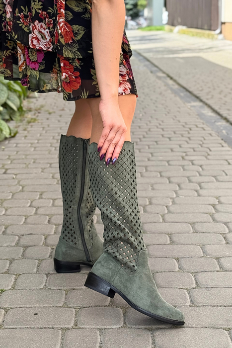 Zielone kozaki ażurowe z zamszu na niskim obcasie