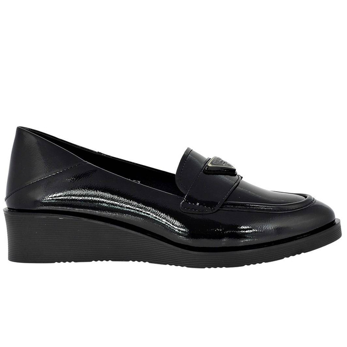 Lakierowane półbuty damskie na koturnie Vinceza