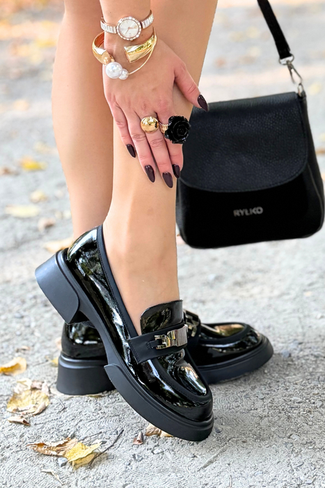 Lakierowane czarne mokasyny skórzane z ozdobą 