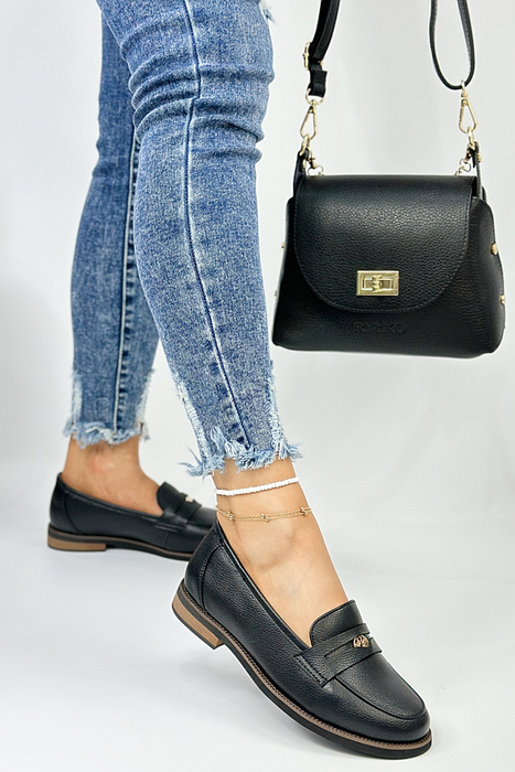 Czarne skórzane mokasyny z ozdobą