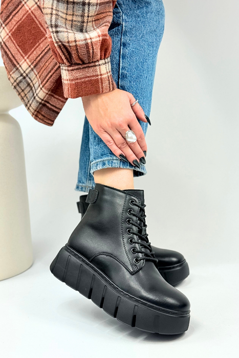 Botki damskie skórzane czarne na platformie z zamkiem i sznurowaniem