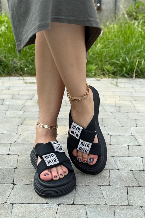 Czarne klapki z ekoskóry na platformie