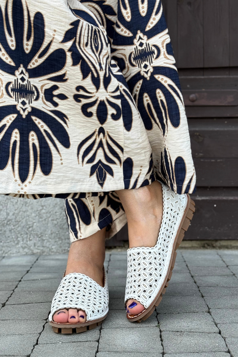 Białe skórzane mokasyny ażurowe z wyciętym noskiem Venezia