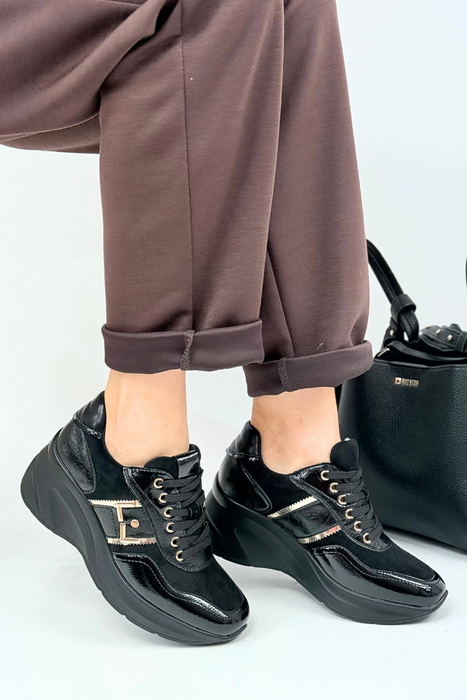 Sneakersy damskie na koturnie z platformą ze złotymi akcentami czarne 