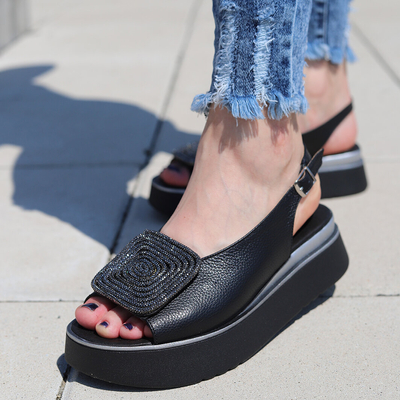 Skórzane sandały na platformie czarne z ozdobą Venetti