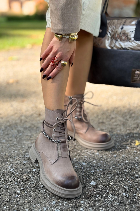 Чорні шкіряні ботильйони на блискавці та плоскій підошві